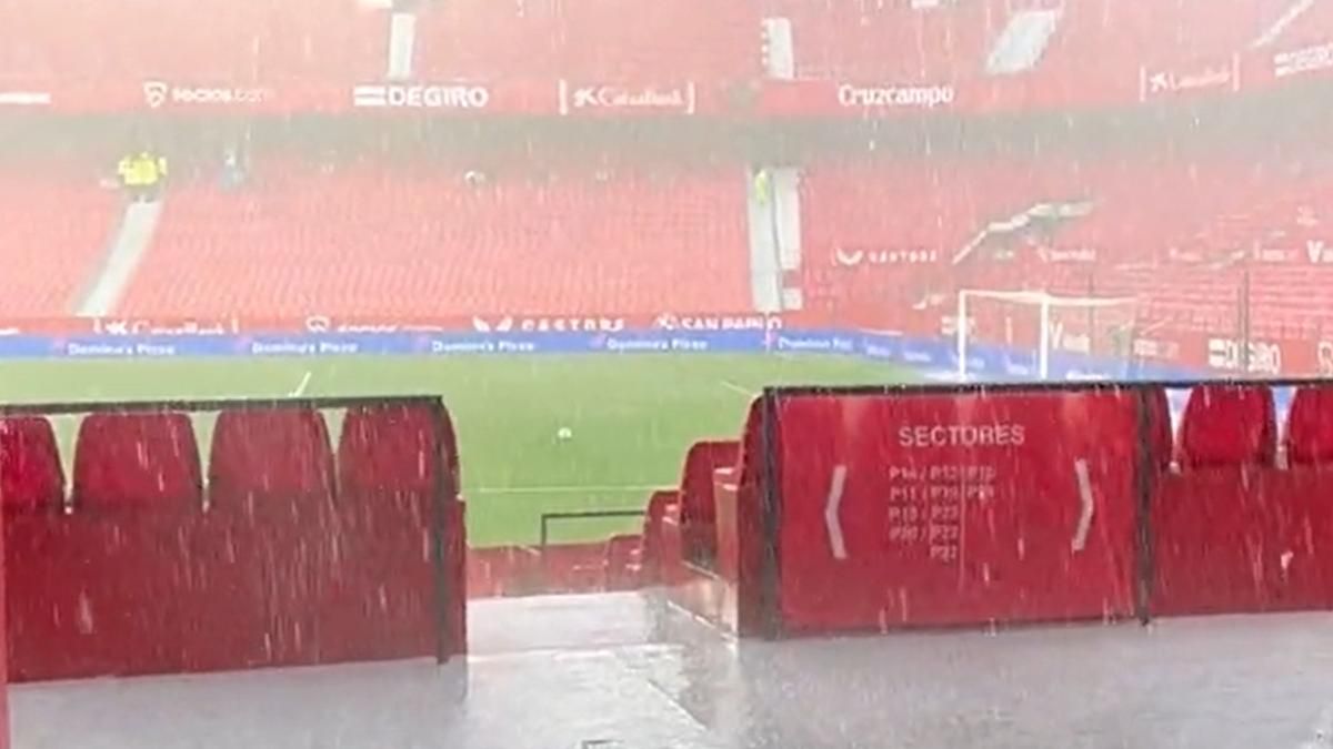 El diluvio cae sobre el estadio del Sevilla