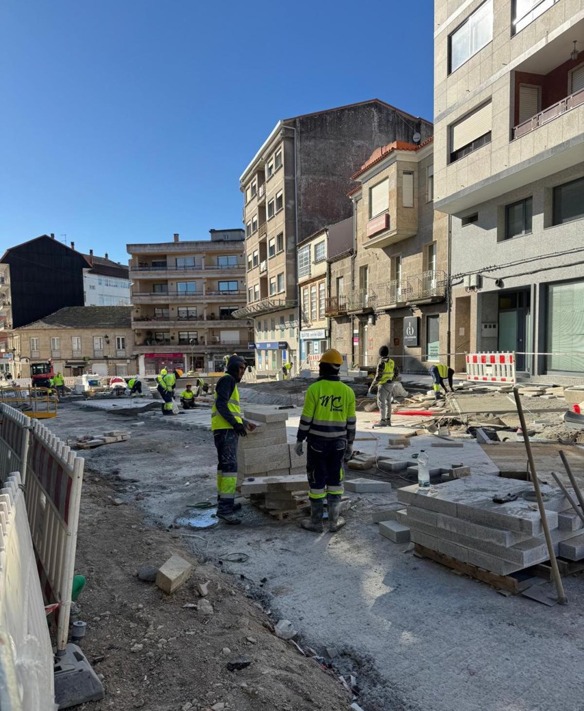 Estado actual de las obras de transformación del centro urbano,  con operarios de la nueva empresa trabajando, este viernes.