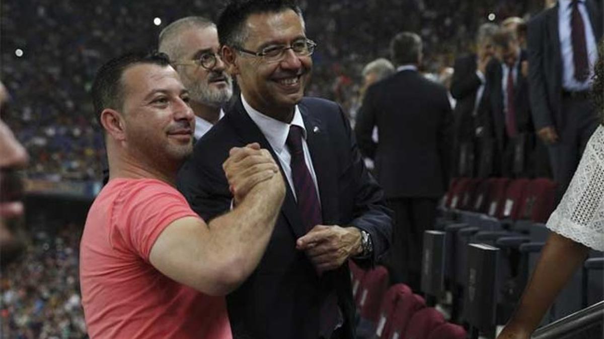 El presidente del FC Barcelona, Josep Maria Bartomeu, fotografiándose con un aficionado en el palco del Camp Nou