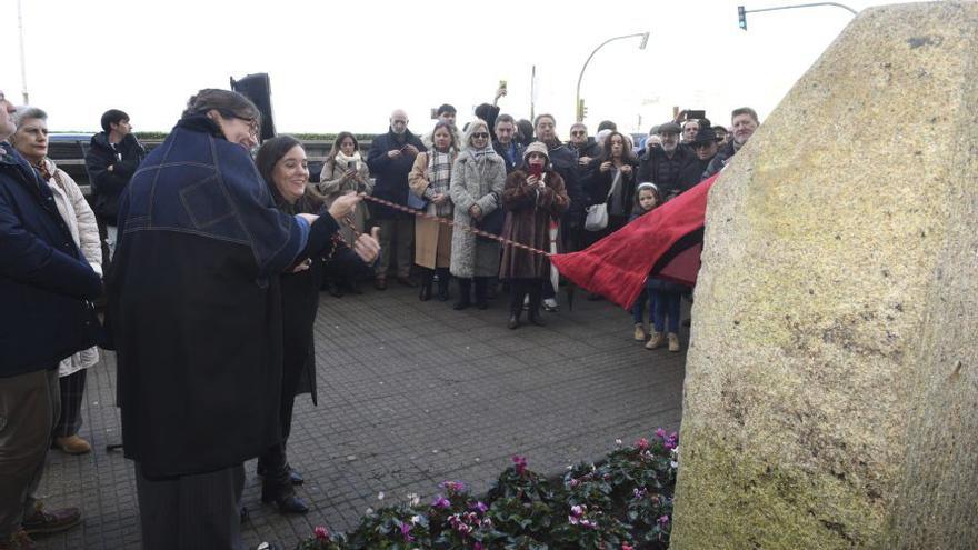 La alcaldesa y la familia descubren la placa. |  Carlos Pardellas