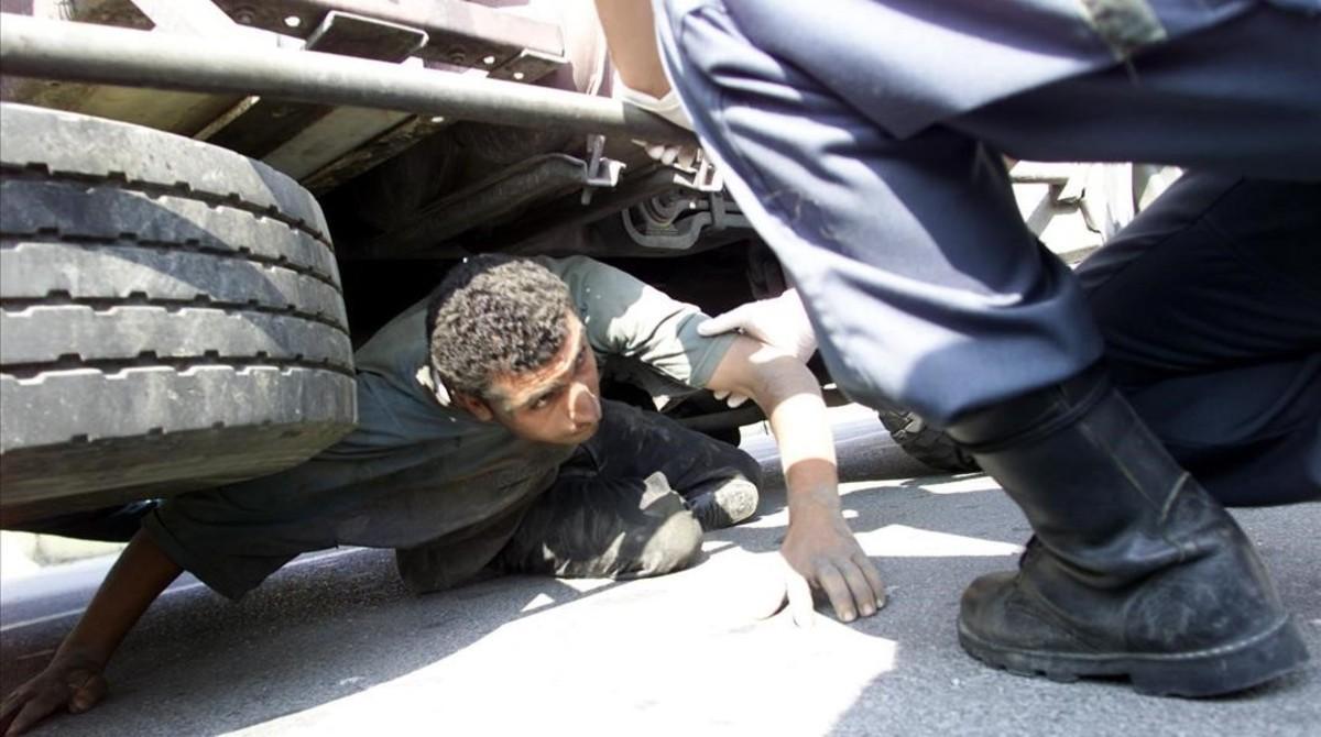 jgblanco1323371 la guarcia civil intercepta a un inmigrante magreb  que inte161116093246