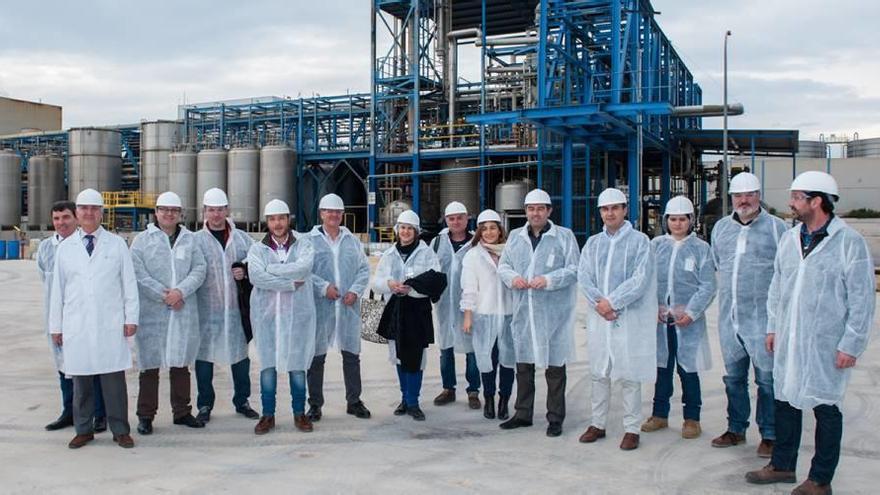 Foto de los representantes políticos de Alcantarilla durante la visita a la planta.