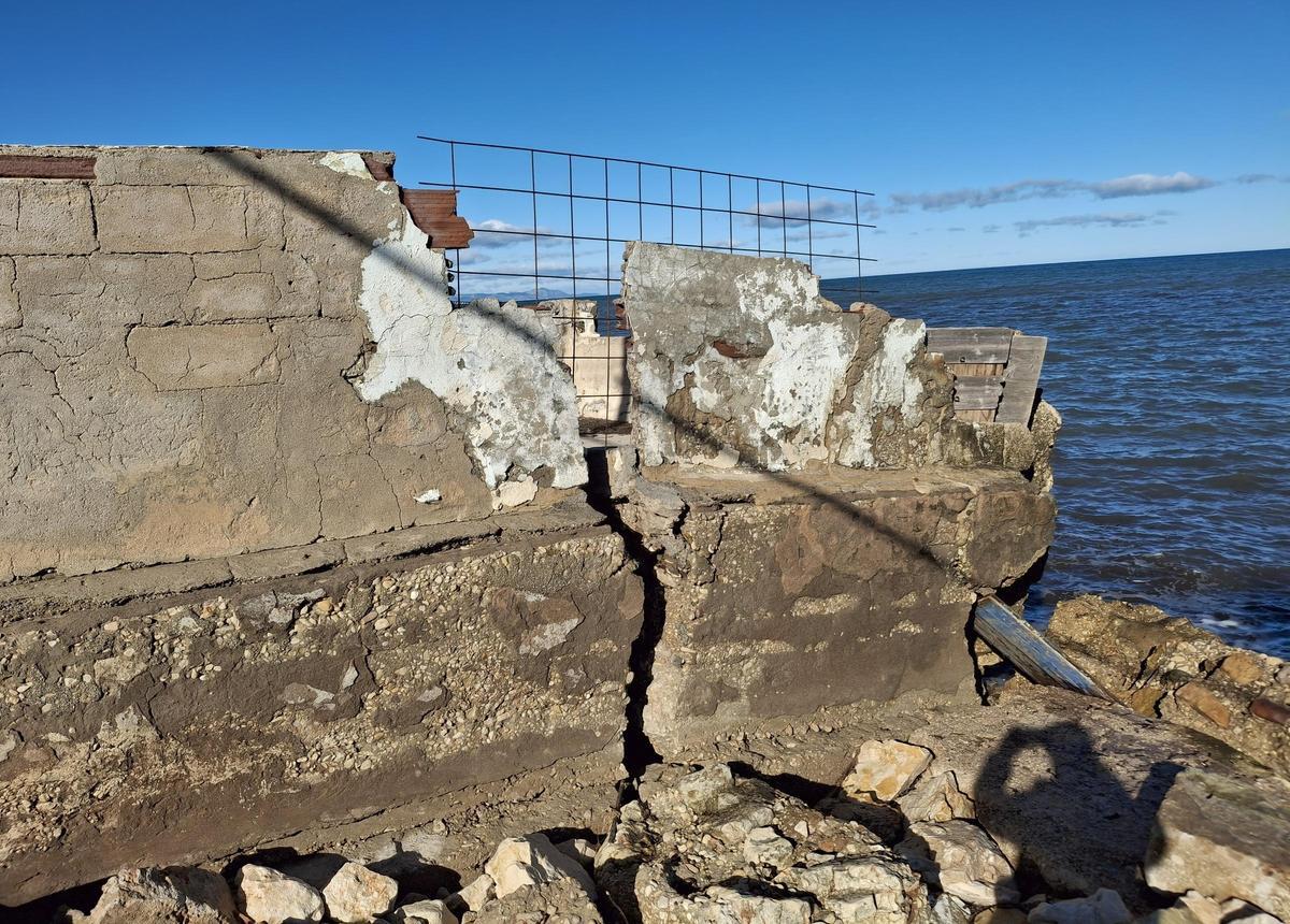 Un muro de primera línea agrietado y muy deteriorado