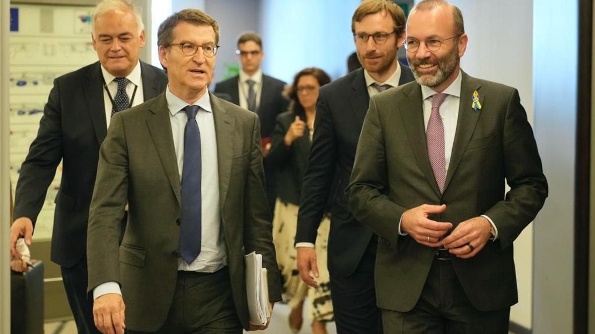 Alberto Núñez Feijóo entra con el presidente del Partido Popular Europeo (PPE), Manfred Weber, a la reunión de la formación en Bruselas.