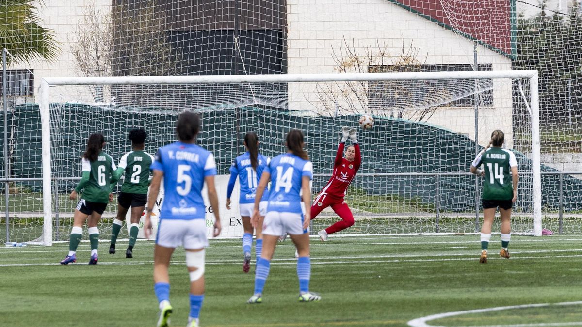 Delia Baz, de rojo, se lanza para detener un balón.