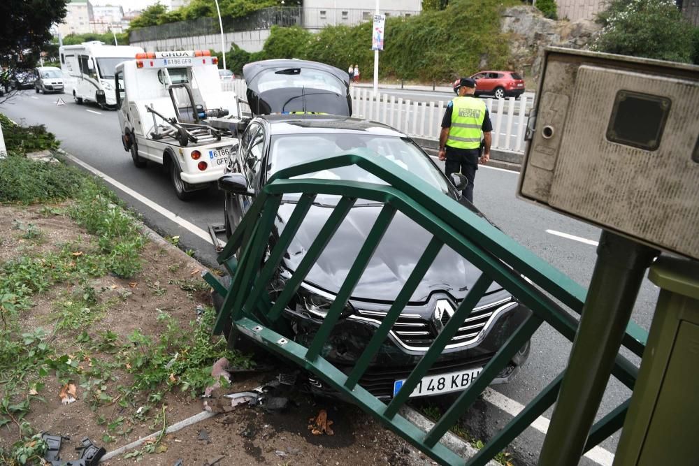 Un coche se empotra contra la valla en Alfonso Mol