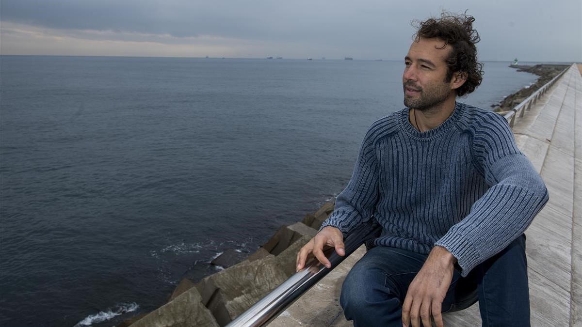 Carlos Cuadrado observa el mar desde el nuevo rompeolas de Barcelona.