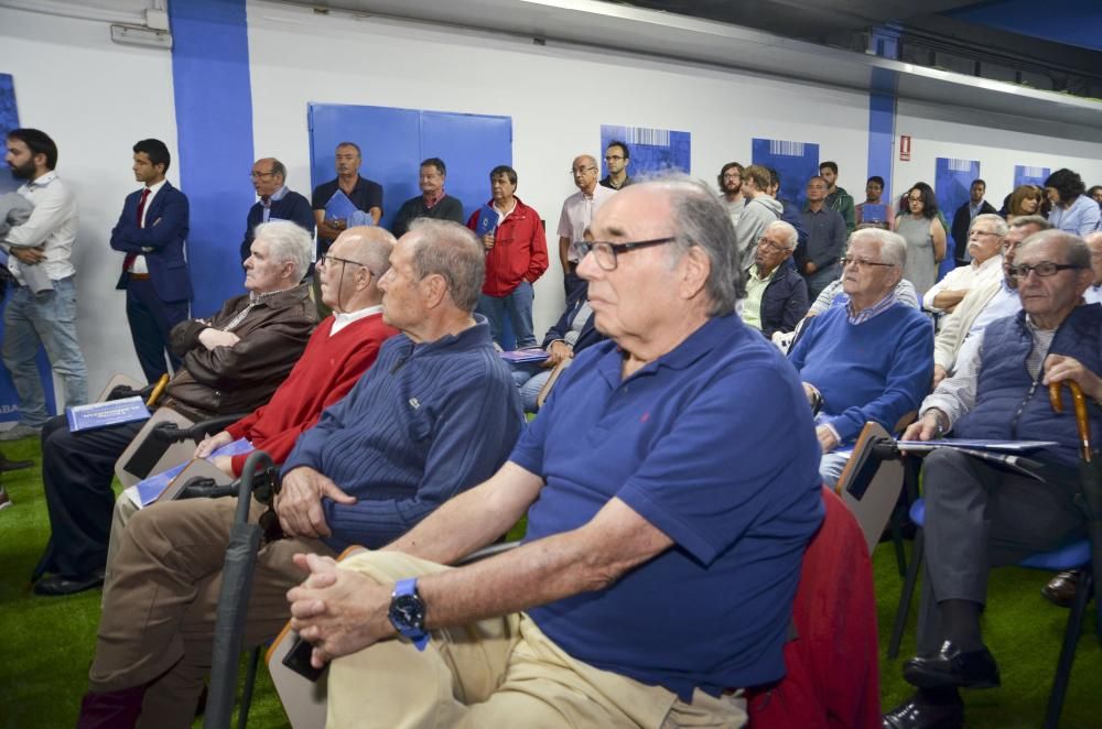 Arsenio, Beci, Manolete, Vicente, Manjarin, Manuel Pablo, Mosquera, Tino y Lendoiro, que por primera vez desde su salida volvió al estadio, entre los asistentes de 110% BLANQUIAZUL.