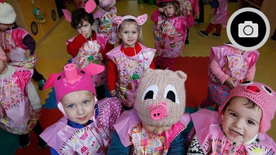 Los niños de la Escuela Infantil La Serena disfruta del Antroxu