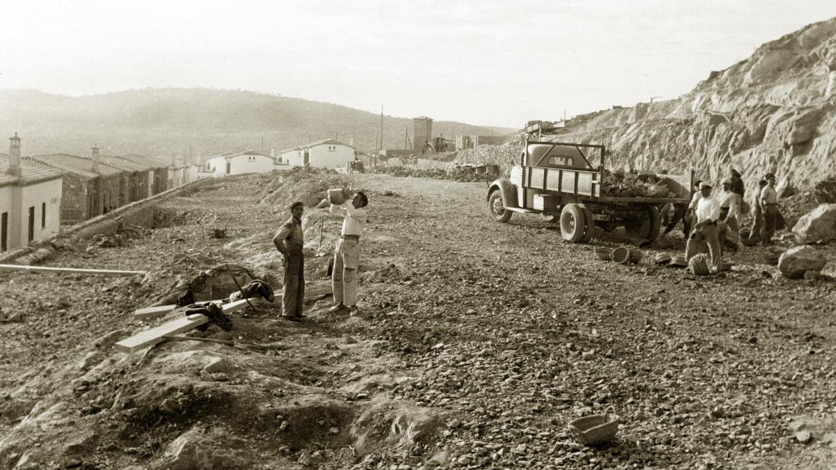 Obreros trabajando en la preparación del terreno para construir nuevas casas en la Colonia Segarra.