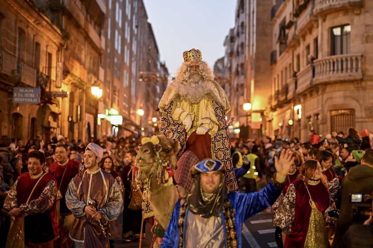 Miles de personas asistieron al desfile real.