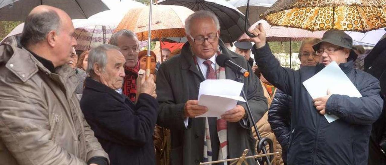 El emotivo acto tuvo lugar a mediodía en el cementerio municipal de Rubiáns. // Noé Parga