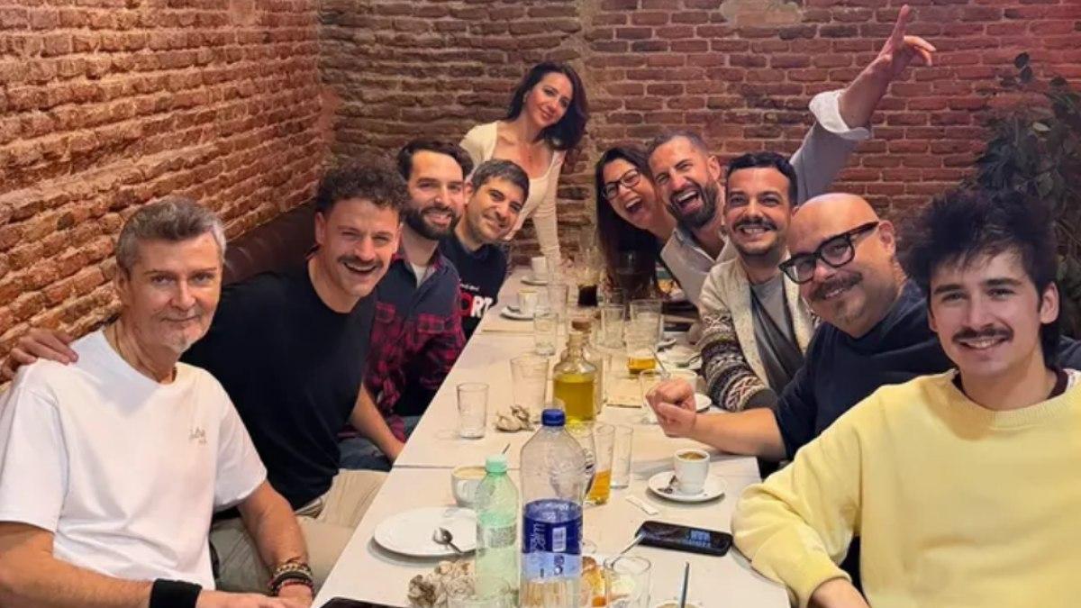 Por la izquierda, primero, Fernandisco. Por la derecha, cuarto, el locutor compostelano Javier Penedo, en una comida de Los 40 Classic.