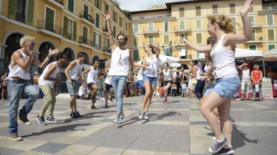 Un momento del &#039;flashmob&#039; que se realizó ayer en la Plaza Mayor de Palma.