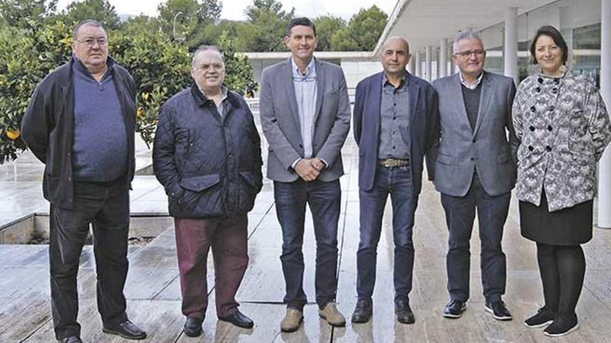 Jaume Font junto a los miembros de El Pi ayer en el centre Bit.