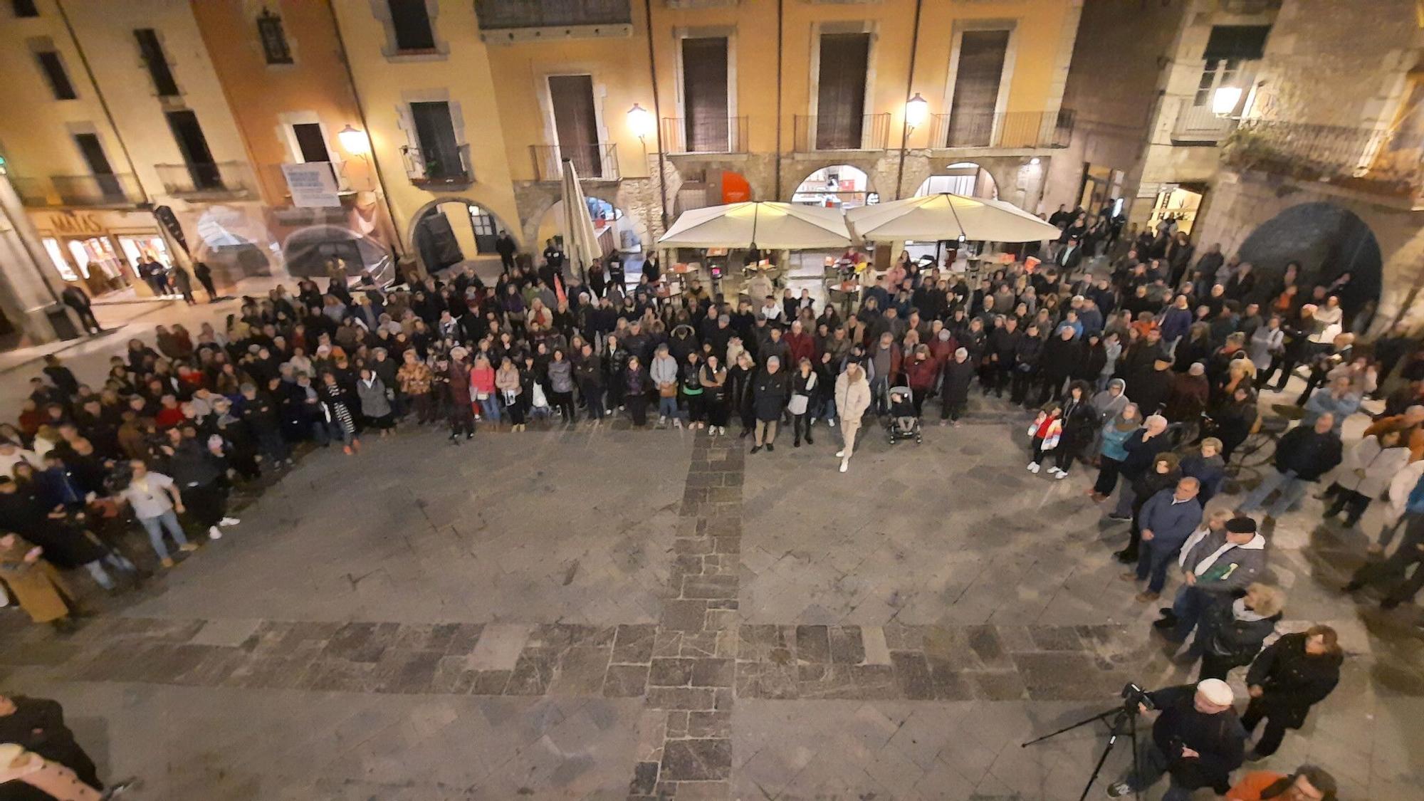 Multitudinària concentració a Torroella per reclamar justícia per la veïna assassinada