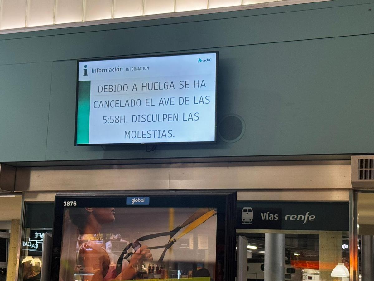 Una pantalla de Renfe esta mañana en la estación de Gijón