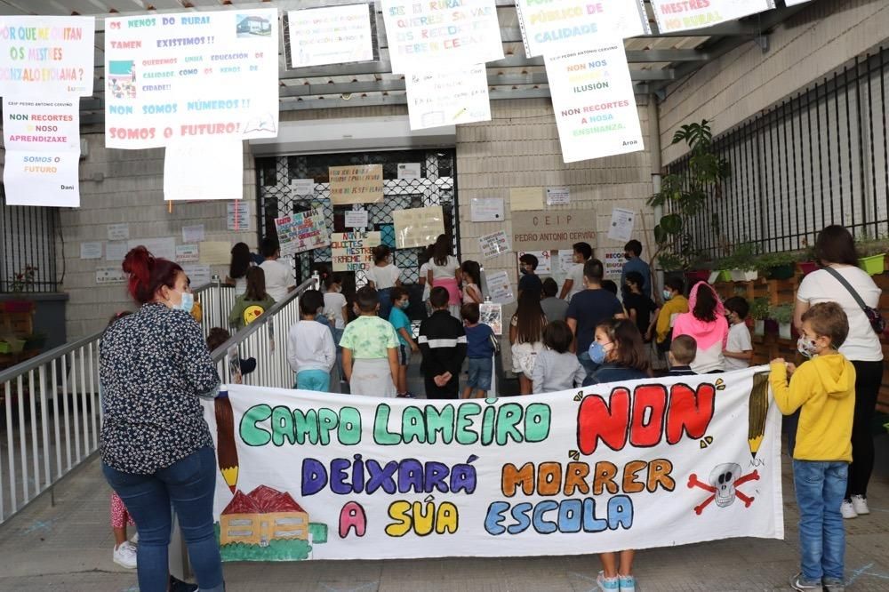 Campo Lameiro se moviliza contra la retirada de profesores