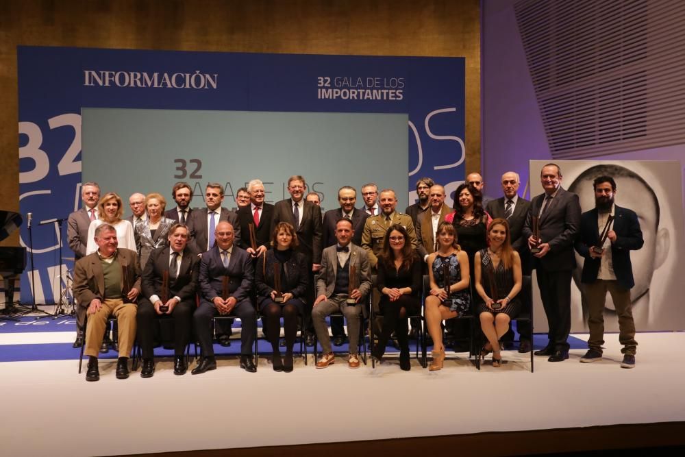 Foto de familia de los ganadores de los Importantes y miembros de Prensa Ibérica.