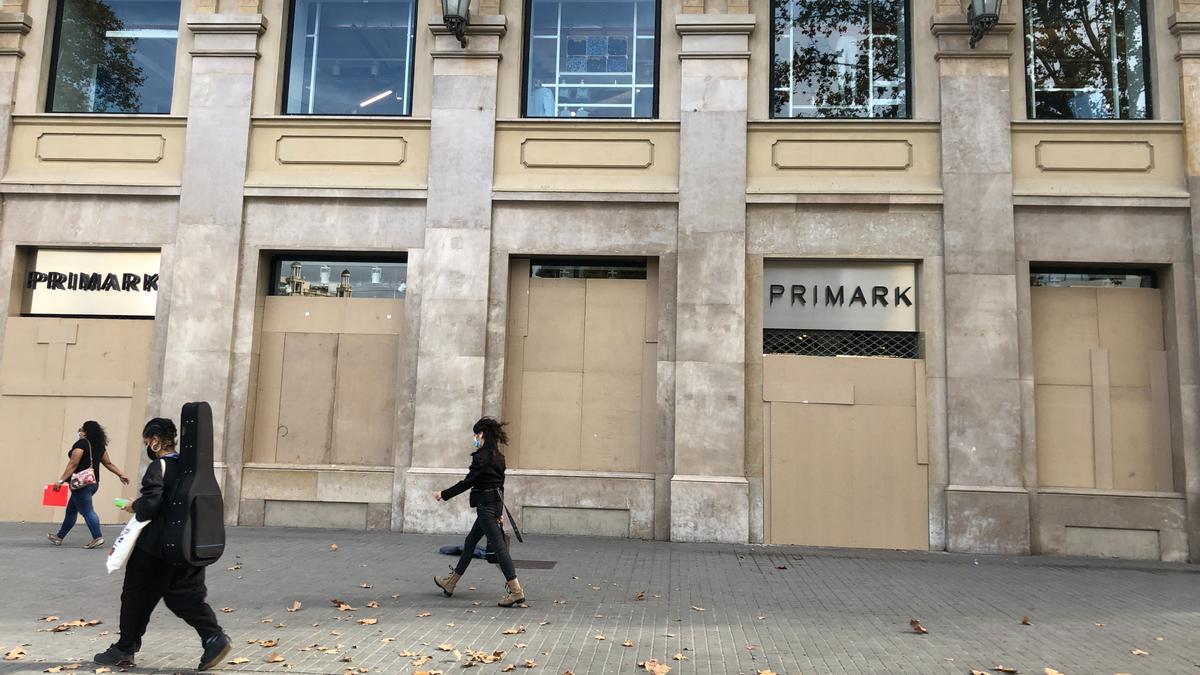 Primark de la plaza de Catalunya cerrado durante la pandemia.