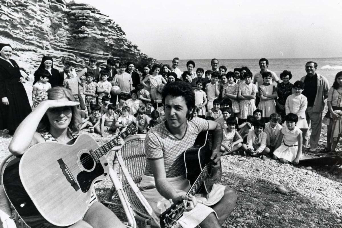 Paul y Linda McCartney en la playa de La Caleta