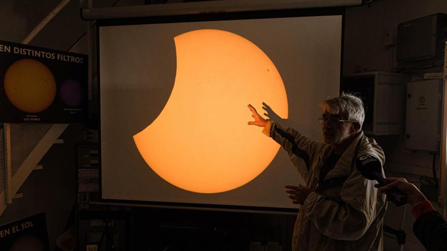 Así ha sido el eclipse solar visible en toda España durante más de tres horas