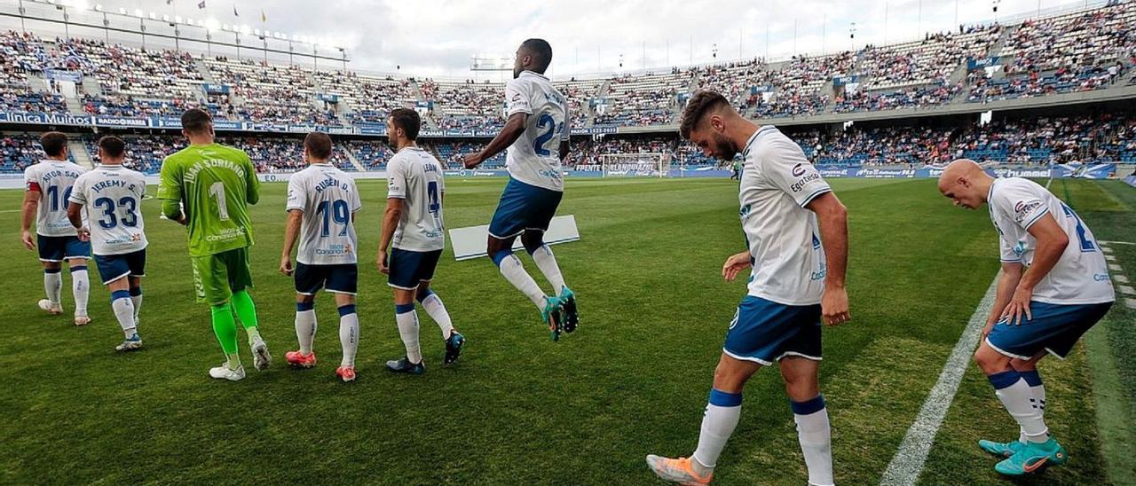 Los jugadores, a su salida de los vestuarios para iniciar el partido.  | | MARÍA PISACA