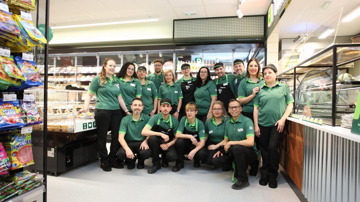 El equipo del nuevo supermercado Dialprix de Elche.