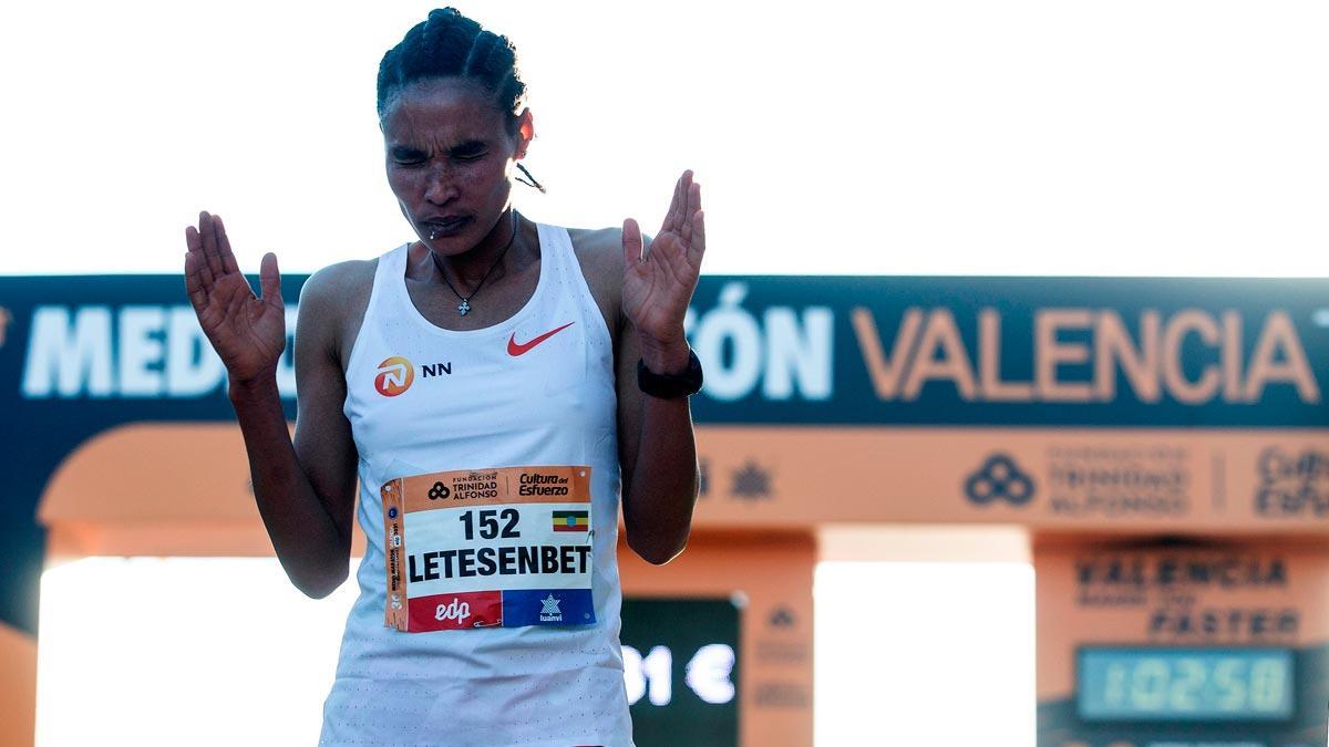 La atleta etíope Letesenbet Gidey bate el récord del mundo en la Media Maratón de Valencia