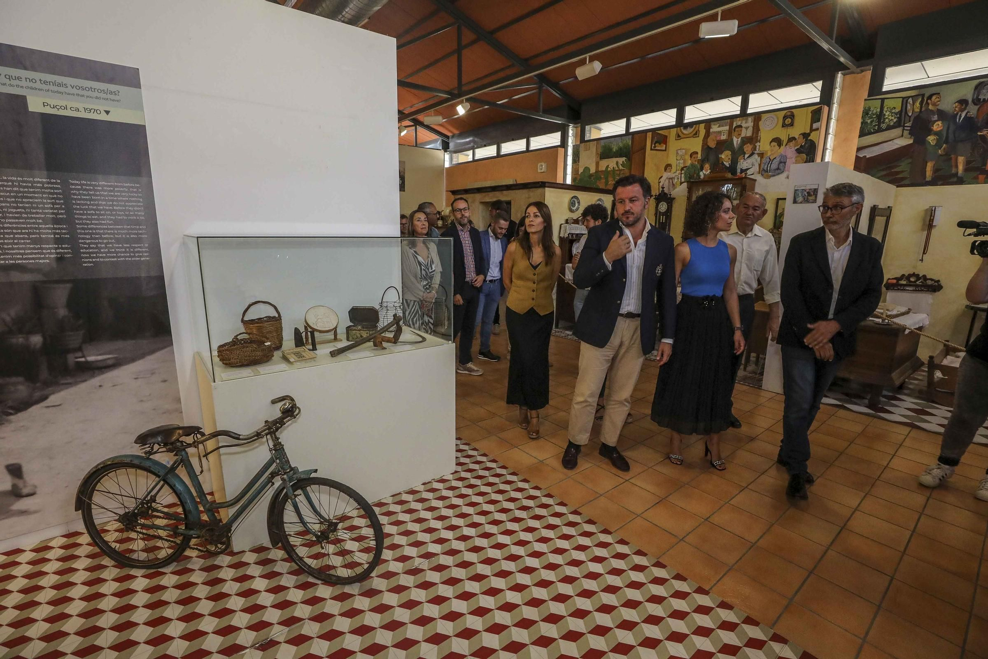 Niños con alma de guia turistica en el museo de pusol Elche