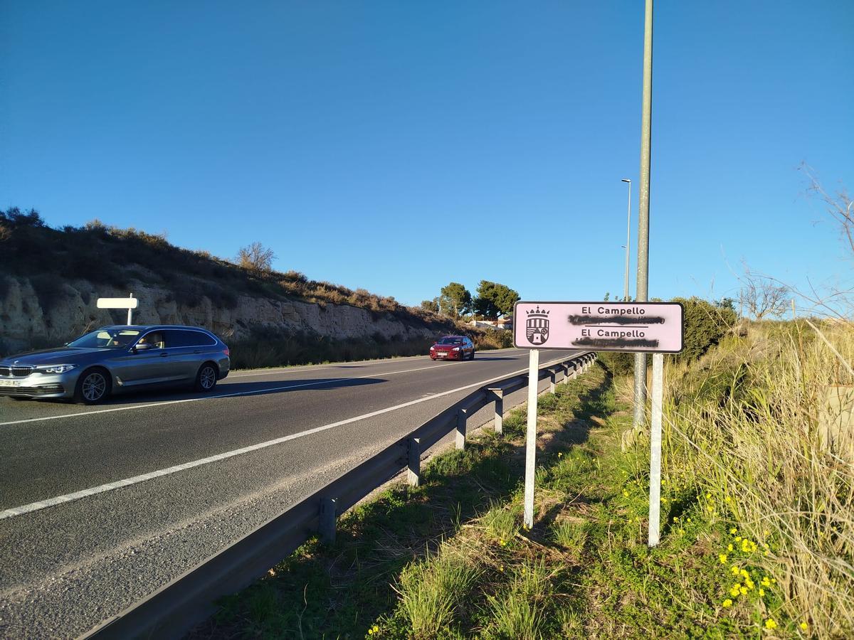 El cartel está situado en la N-332