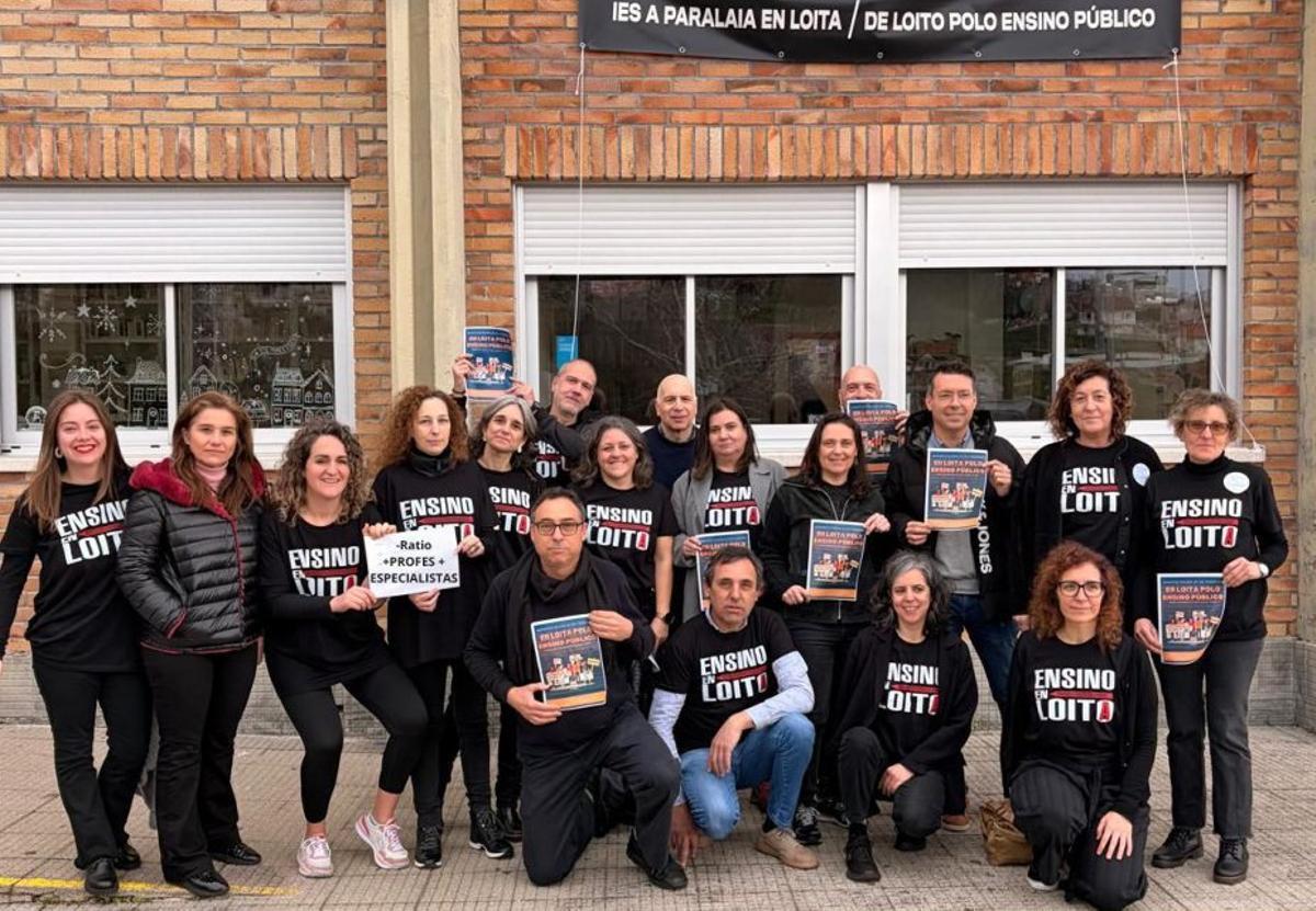 Concentrados ayer en el IES A Paralaia. | FDV