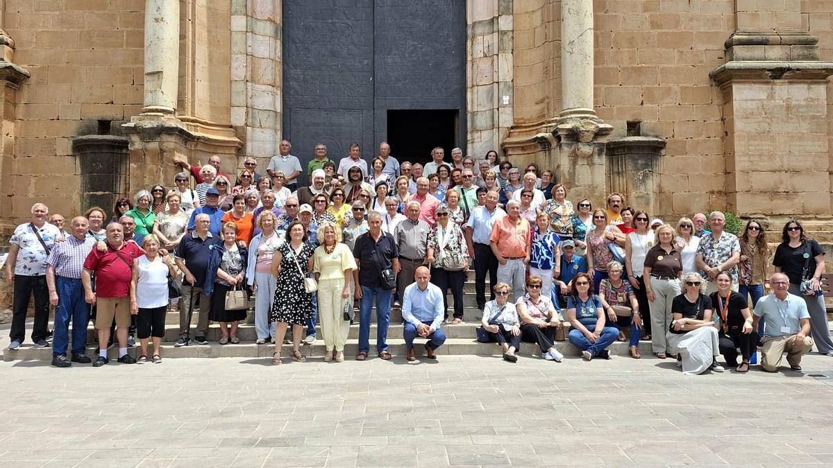 Foto de família de l'aplec de majors celebrat a Cabanes.