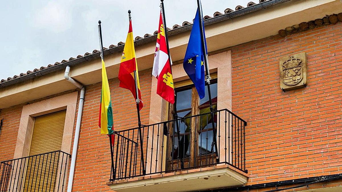 La bandera de Tábara, a la izquierda, a media asta en señal de luto por Cristina Ramos. | Cedida