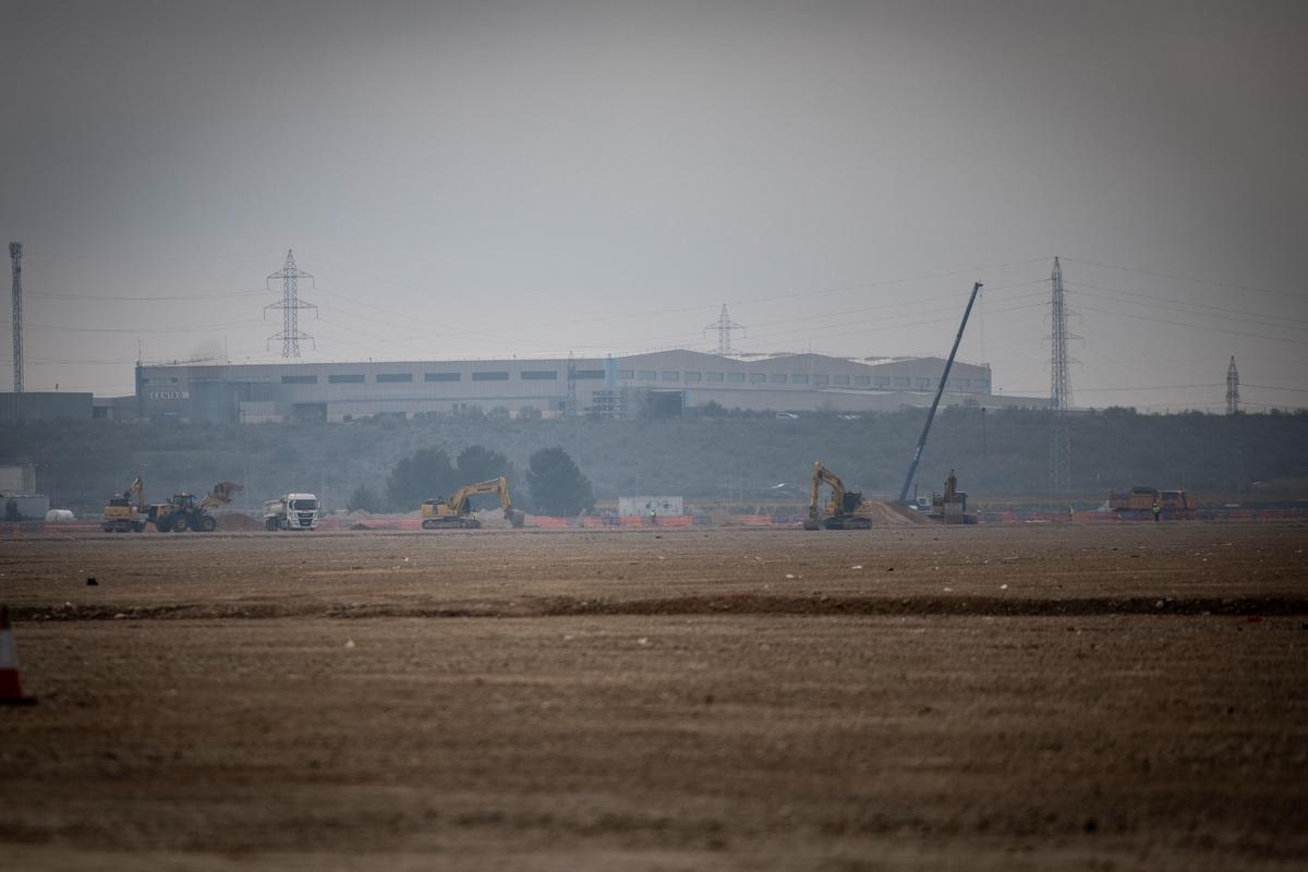 La maquinaria pesada ha comenzado a trabajar en las zonas botas de cimentación de la gigafactoria de baterías de Figueruelas.