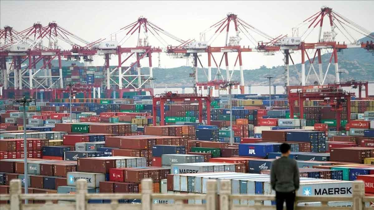 China lamenta la decisión de EEUU de subir los aranceles y dice que deberá tomar contramedidas. En la foto, contenedores cargados con productos chinos listos para exportar aguardan en el puerto de Shanghái. 