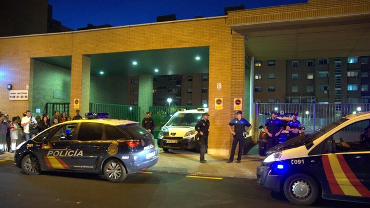 Agentes de policía custodian el edificio de Alcorcón en el que vive la auxiliar de enfermería contagiada de ébola, anoche.