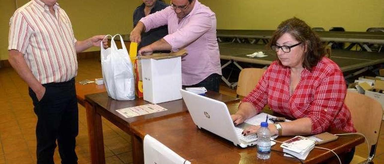 Entrega de los vinos para el concurso de Barrantes. // Noé Parga