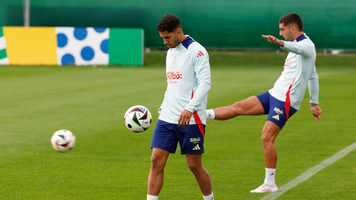 El delantero de la selección española Ayoze Pérez participa en el entrenamiento de este lunes en la localidad alemana de Donaueschingen para preparar su próximo partido ante Alemania en cuartos de final de la Eurocopa 2024.