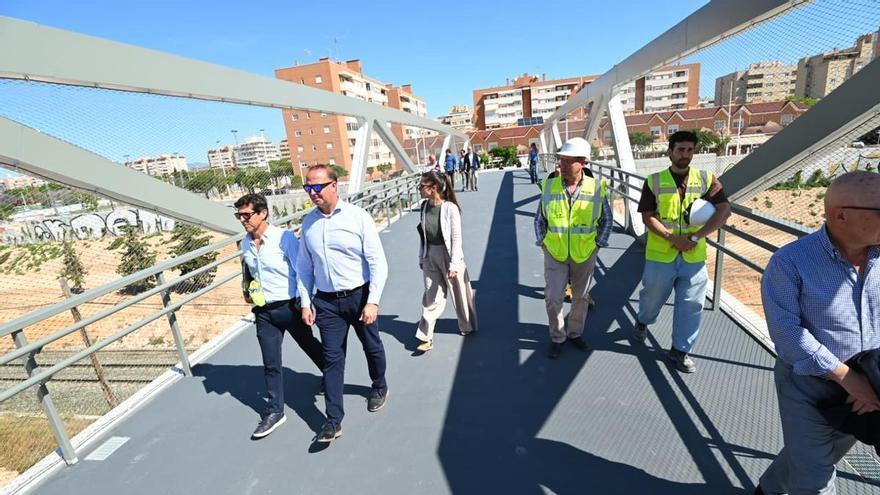 El bipartito de Elche abre ya la pasarela sobre las vías del tren en Altabix y prepara una fiesta de inauguración