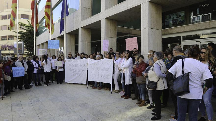 80 trabajadores de Cas Serres claman ante el Consell que siga siendo hospital