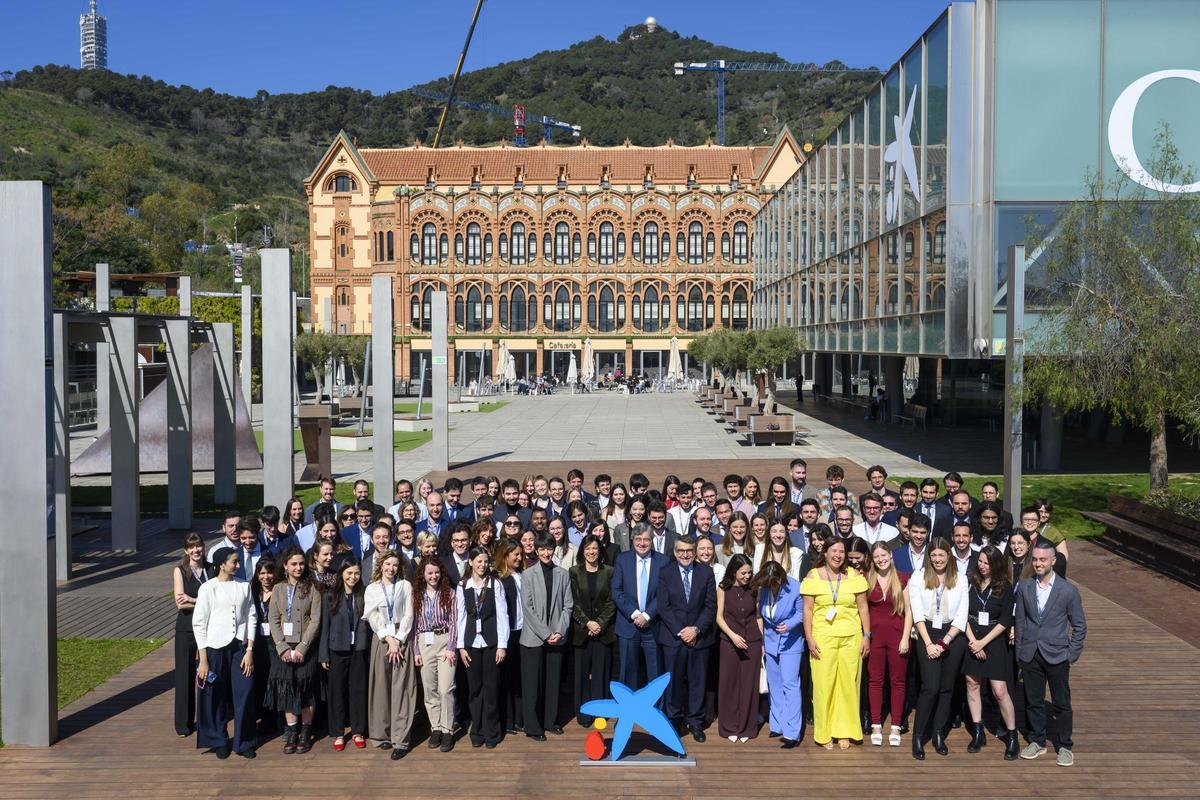 Imagen de familia del acto de entrega de las Becas de la Fundación «la Caixa».