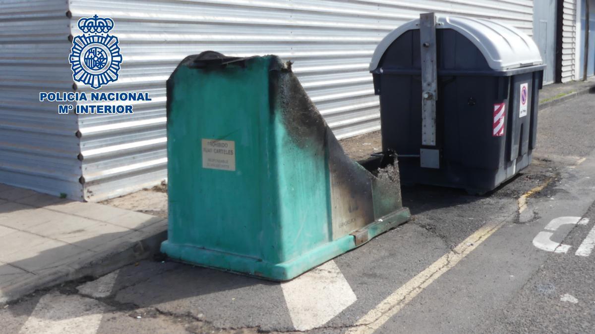 Un contenedor de basura quemado en Arrecife.