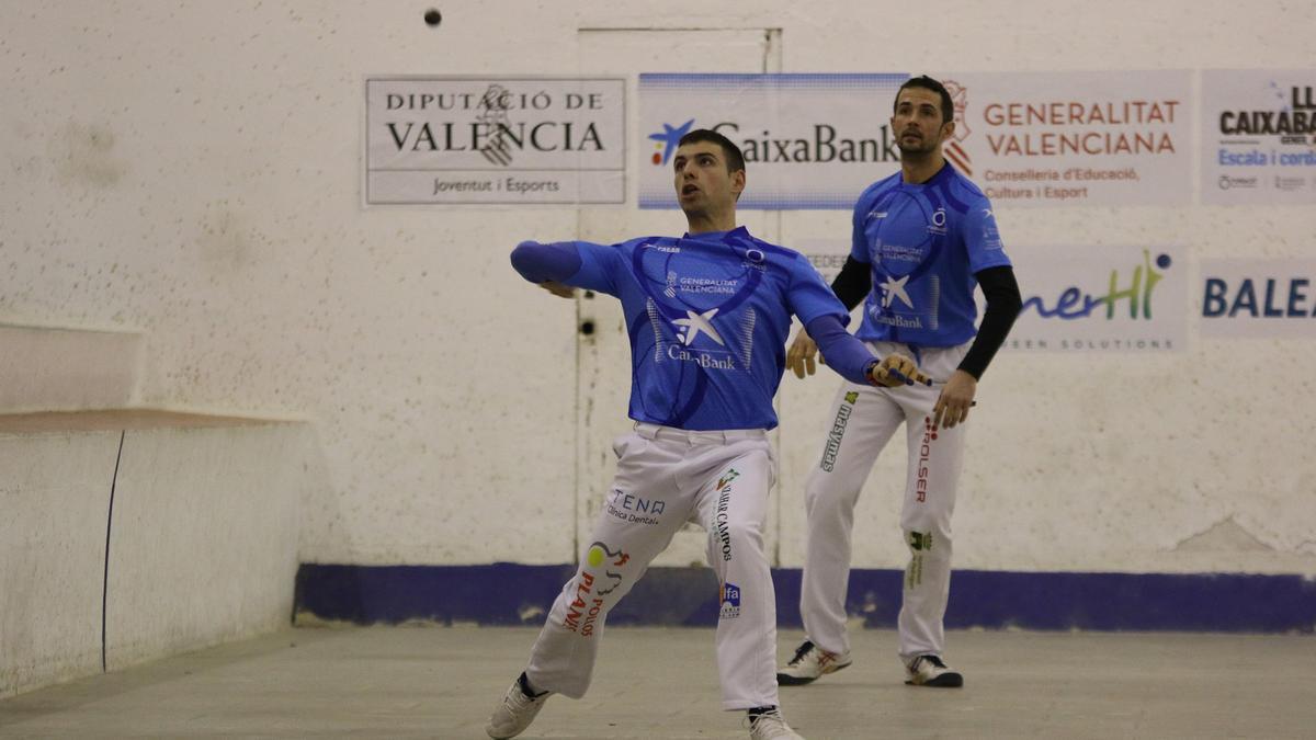 De la Vega va haver d’anar   al vestidor   amb 30-25 al lluminós per haver-se girat   el turmell. El d’Almussafes va tornar a la canxa amb vendes i una turmellera per a igualar   a 30.