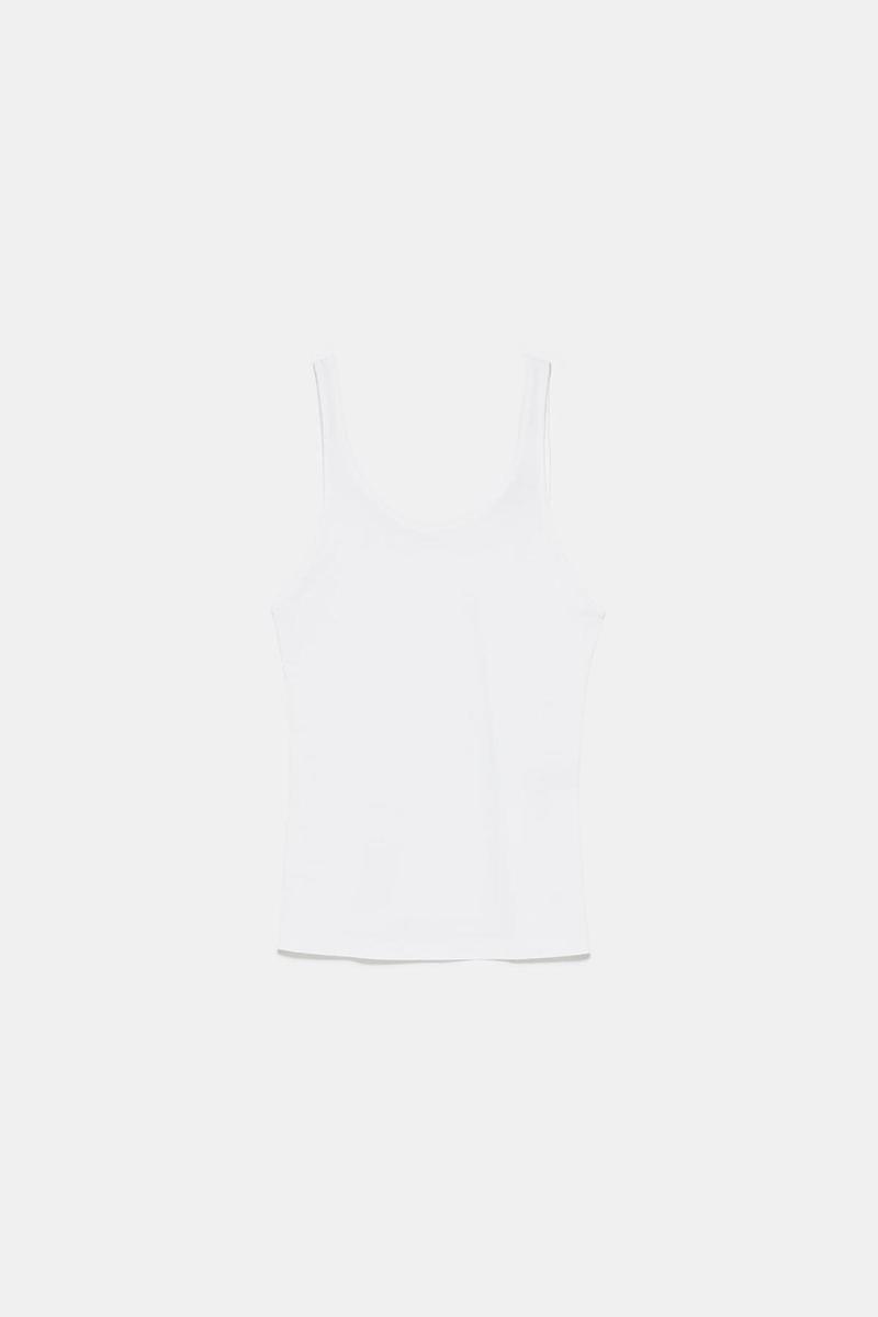 Camiseta blanca de tirantes y escotes redondos de Zara. (Precio: 9, 95 euros)