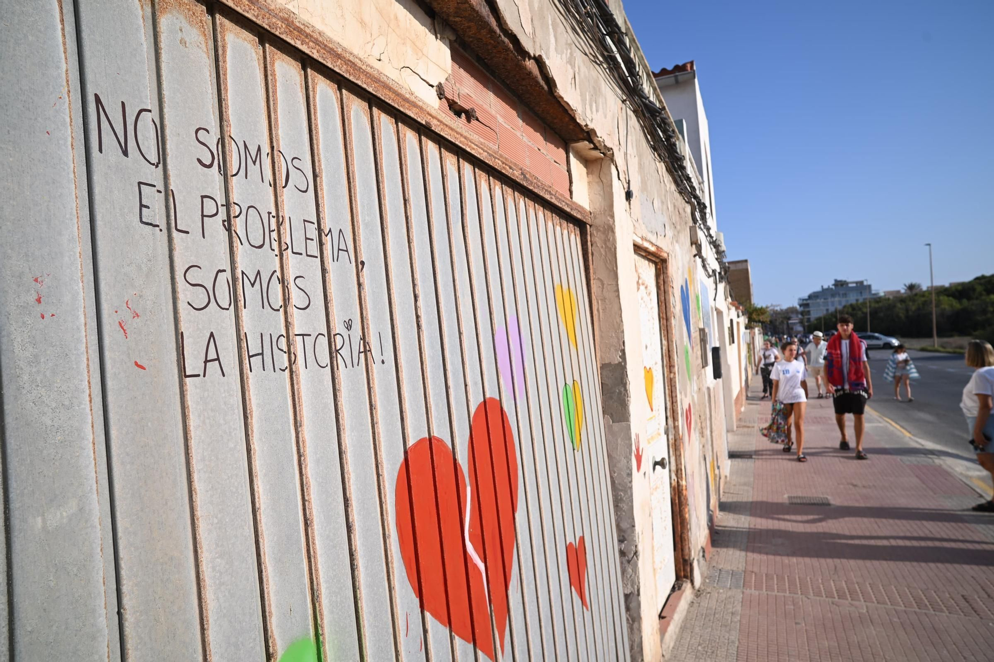 Corazones rotos en playa Babilonia: Los vecinos piden apoyo para mantener las casas en pie