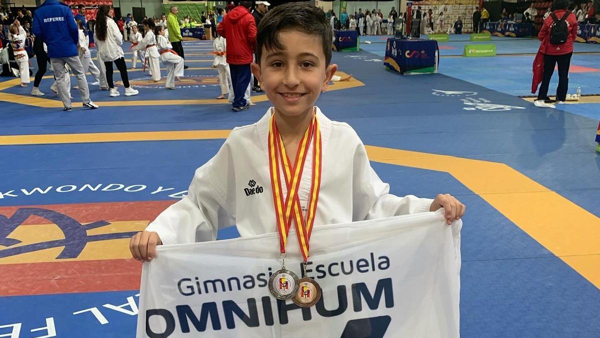 Iago Mera, con las medalla logradas en el campeonato de España. / FdV