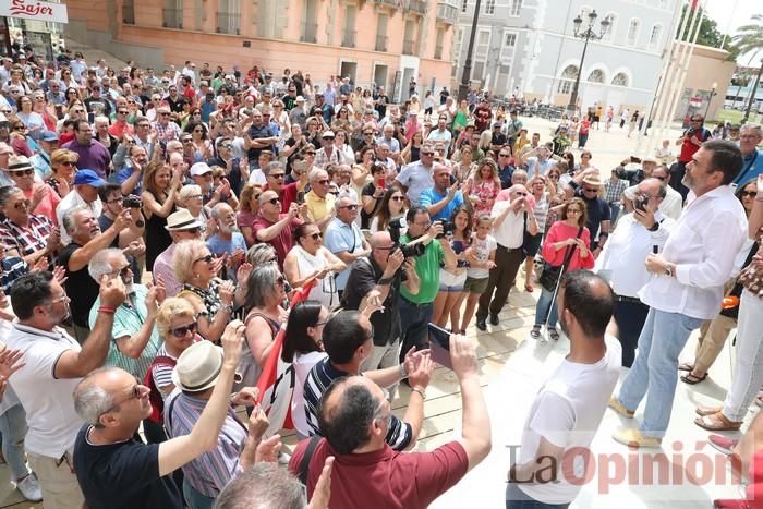 Cientos de personas protestan frente al Ayuntamiento de Cartagena por el pacto entre PP, PSOE y Cs