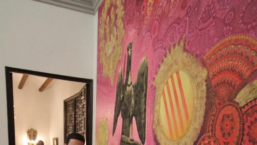 Los ediles socialistas, bajo la pintura del Oriol del Ayuntamiento realizada por el pintor oriolano Alfonso Ortuño