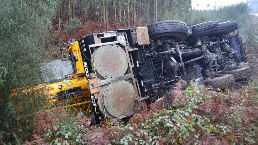 El vuelco de una grúa en Feáns se salda sin heridos